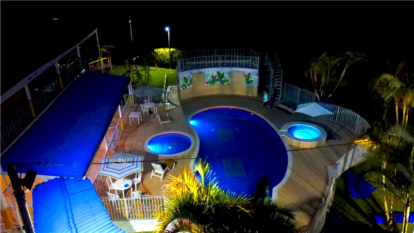 piscina con luz nocturna  Meraki